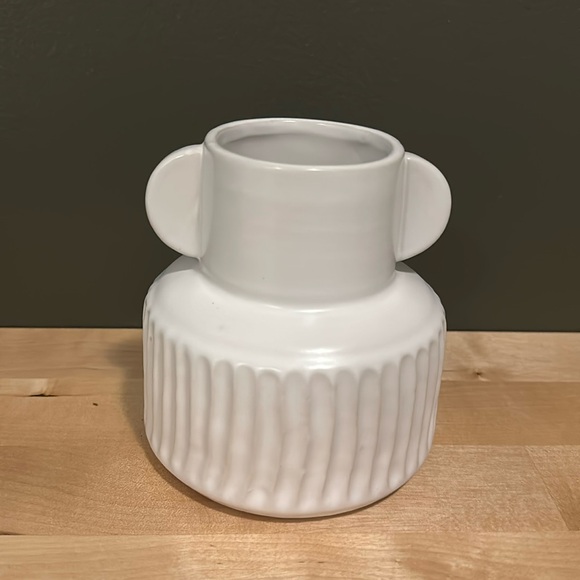 Small white pottery vase - Picture 2 of 5